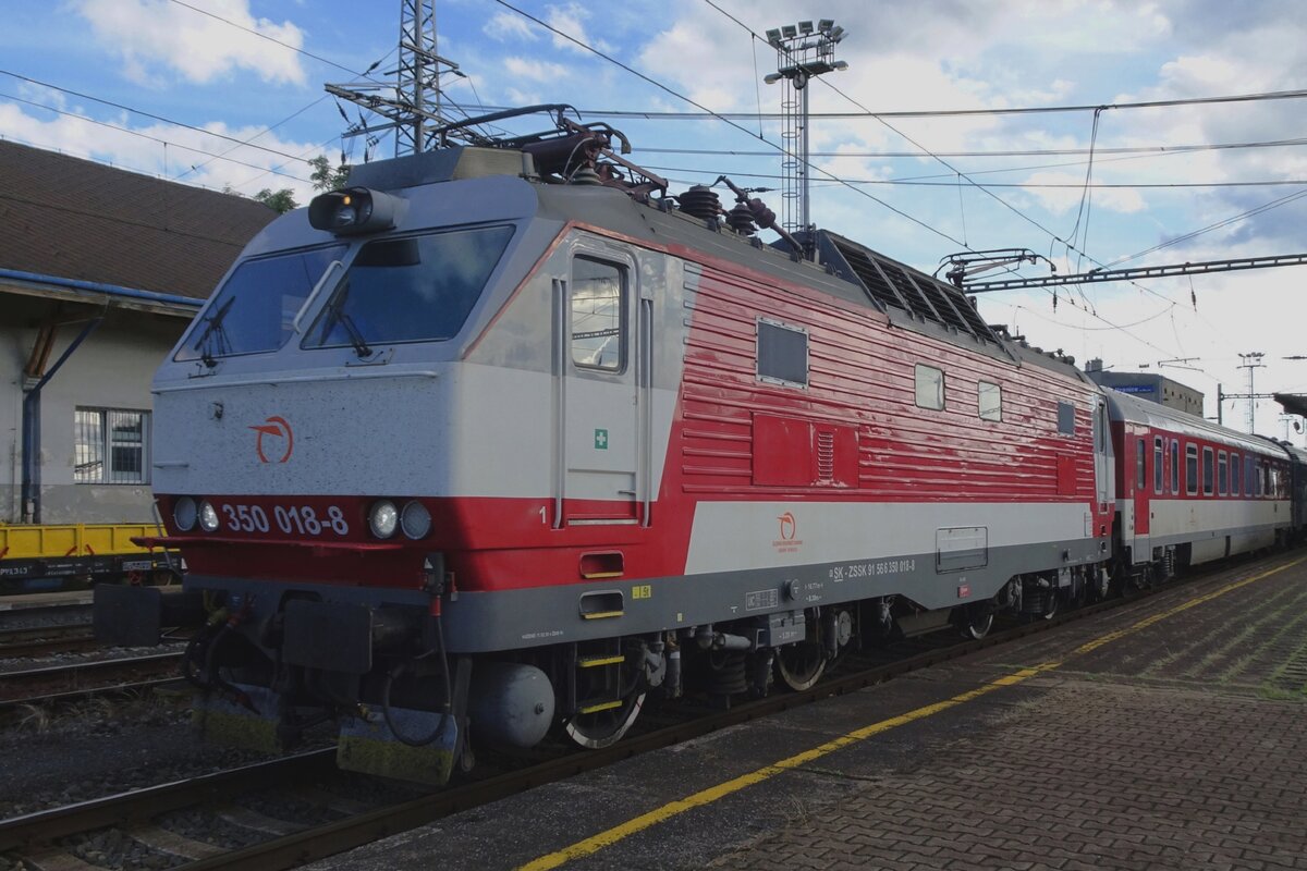 Am frühen Abend von 21 Mai 2022 hällt Gorilla 350 018 mit ein EC nach Zilina über Ostrava in Hranice nad Morave.