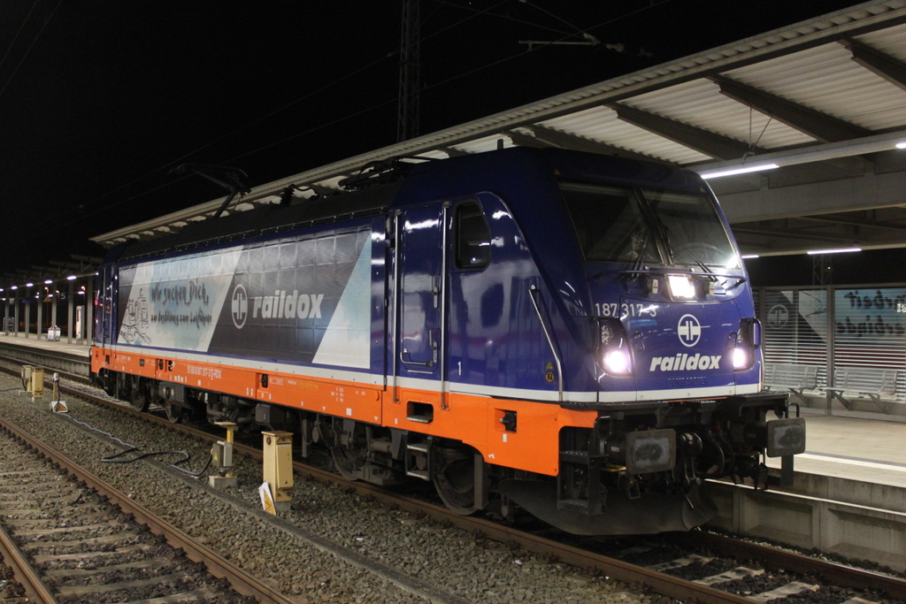 Am frühen Morgen des 02.02.2018 stand die Raildox  187 317-3  von Bombardier im Rostocker Hbf.