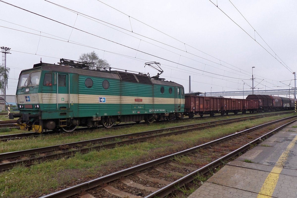 Am grauen 3 Mai 2016 treft 163 044 mit ein Leerstahlzug in Ostrava hl.n. ein. 