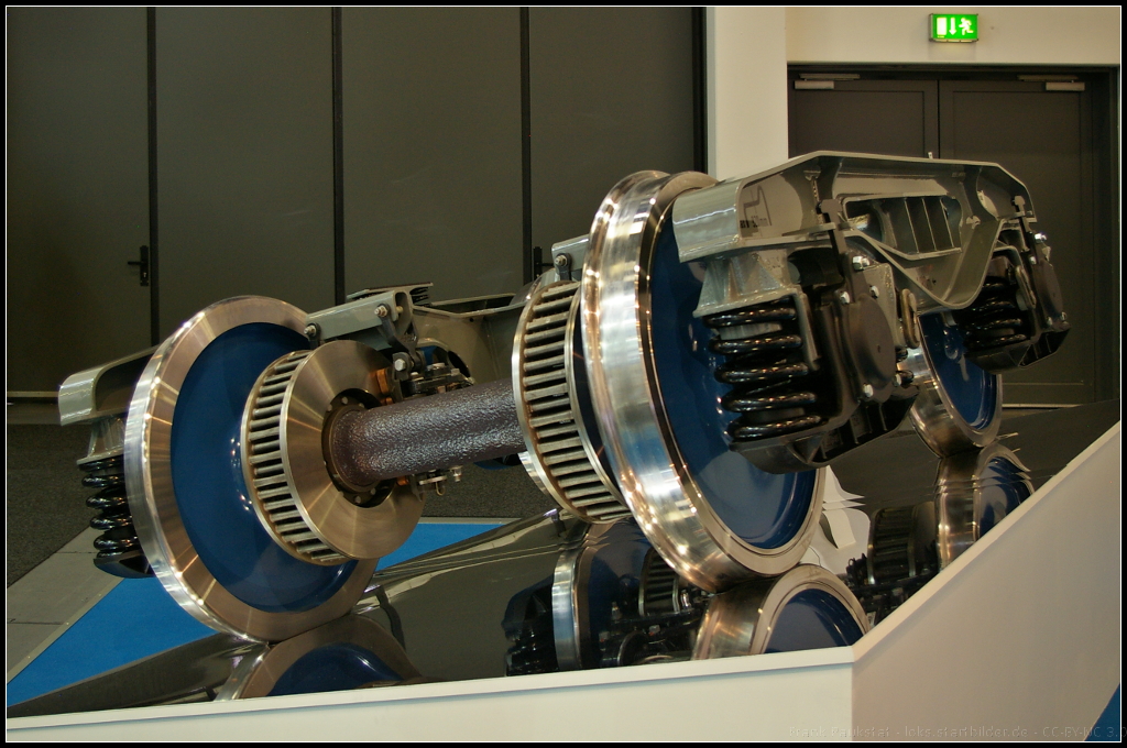 Am Hallenstand war das zweiachsige Drehgestell vom Typ Y25Lsi(f)-DC1 w�hrend der InnoTrans 2014 in Berlin ausgestellt.
<p>
Daten: Achsbelastung max 22.5 t, Spurbreite 1435 mm, Geschwindigkeit max 120 km/h, Gewicht ~4.95 t.
