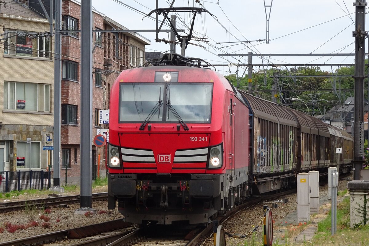 Am Kopf! Am 14 Juli 2022 durchfahrt ein Ganzzug mit DBC 193 341 Lier bei Antwerpen.