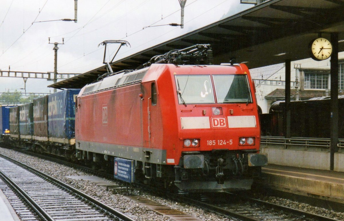 Am leider verregneten 26 Mai 2007 steht 185 124 mit ein Norfolk-Line KLV in Erstfeld. 