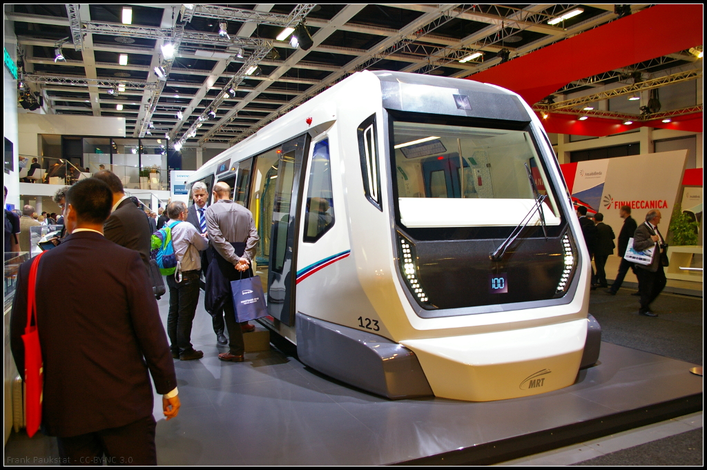 Am Messestand von Siemens war während der InnoTrans 2014 ein Mokup des Inspiro für die Metro Klang Valley Kuala Lumpur ausgestellt. Geliefert werden insgesamt 58 führerstandslose 4-Wagen-Züge für die 51 km lange Sungai Buloh-Kajang Line. Die Züge erweitern die bereits erfolgreiche Inspiro-Familie.

Daten: Spurbreite 1435 mm, LüK 89.56 m, Breite 3.1 m, Höhe SOK 1100 mm, Gewicht 150 t, Sitzplätze 174, Kapazität ges. 1554, Türen pro Wagen 8, Geschwindigkeit 100 km/h, Spannung 750V DC.

Übersicht Inspiro (Hersteller): http://www.mobility.siemens.com/mobility/global/en/urban-mobility/rail-solutions/metros/inspiro/Pages/inspiro.aspx
