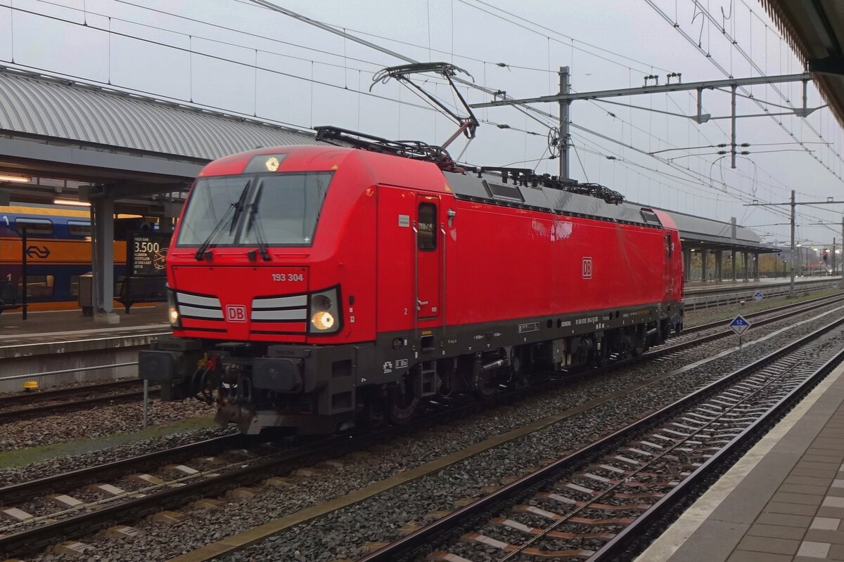 Am miserabelen 15 November 2020 durchfahrt DB Cargo 193 304 solo 's-Hertogenbosch.