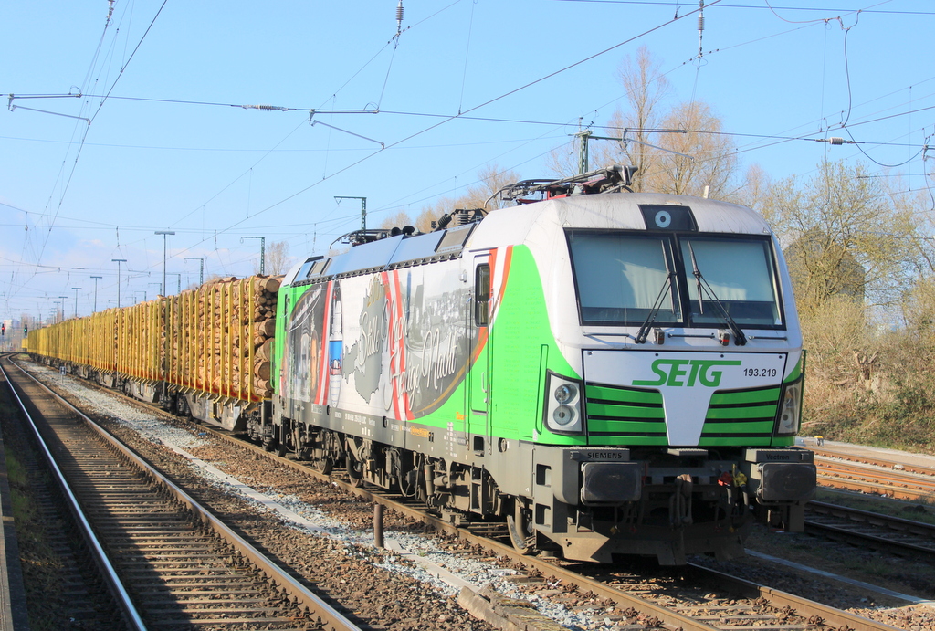 Am Mittag teilte mir mein Buschfunk mit das 193 219 mit Holzzug in Rostock-Bramow steht.31.03.2025