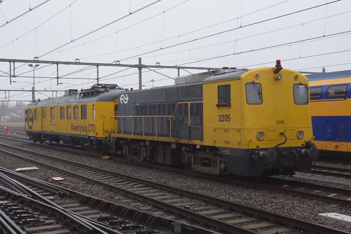 Am Morgen von 17 Dezember 2021 steht SHD 2205 mit ein Messwagen in Nijmegen.