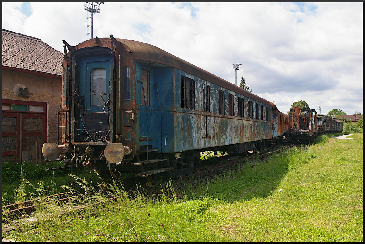 Am Rahmen des Schnellzugwagens auf einem Abstellgleis im Eisenbahnmuseum Jaroměř fand sich diese eigenartige Nummer: 89 80 026-5. Bei der Recherche hat sich kein Treffer gefunden, so bleibt der Wagen, der keine Kennung der ČSD trägt, unbekannt. Auffällig sind auch die beiden Türen neben den jeweiligen ersten Fenstern am Wagenende.

Jaroměř, 21.05.2022
