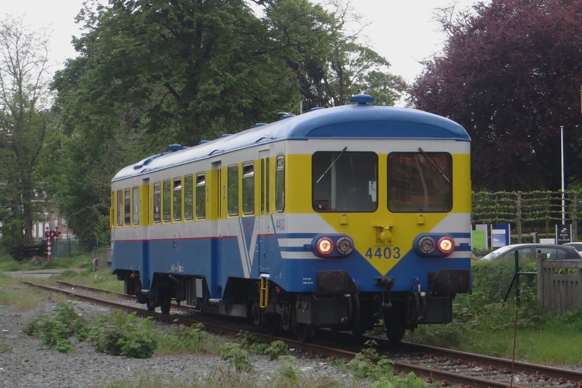 Am regnerischen Sonntagmorgen von 6 Mai 2023 verlasst SCM 4403 Eeklo als 1. Pendelzug nach Maldegem.