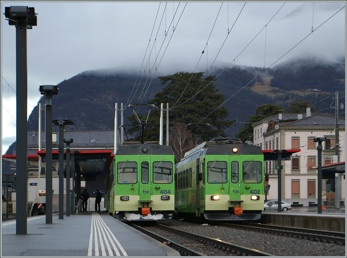 Am Samstag und Sonntagmorgen im Winter verkehrt ein Wintersportzug beschleunigt nach Les Diablerets, dieser ist in Form des BDe 4/4 402 mit Bt zu sehen.
Sechzehn Minuten später wir auch der BDe 4/4 404 mit Bt als Zug 426 nach Diablerets fahren.
Aigle, den 5. Jan. 2014