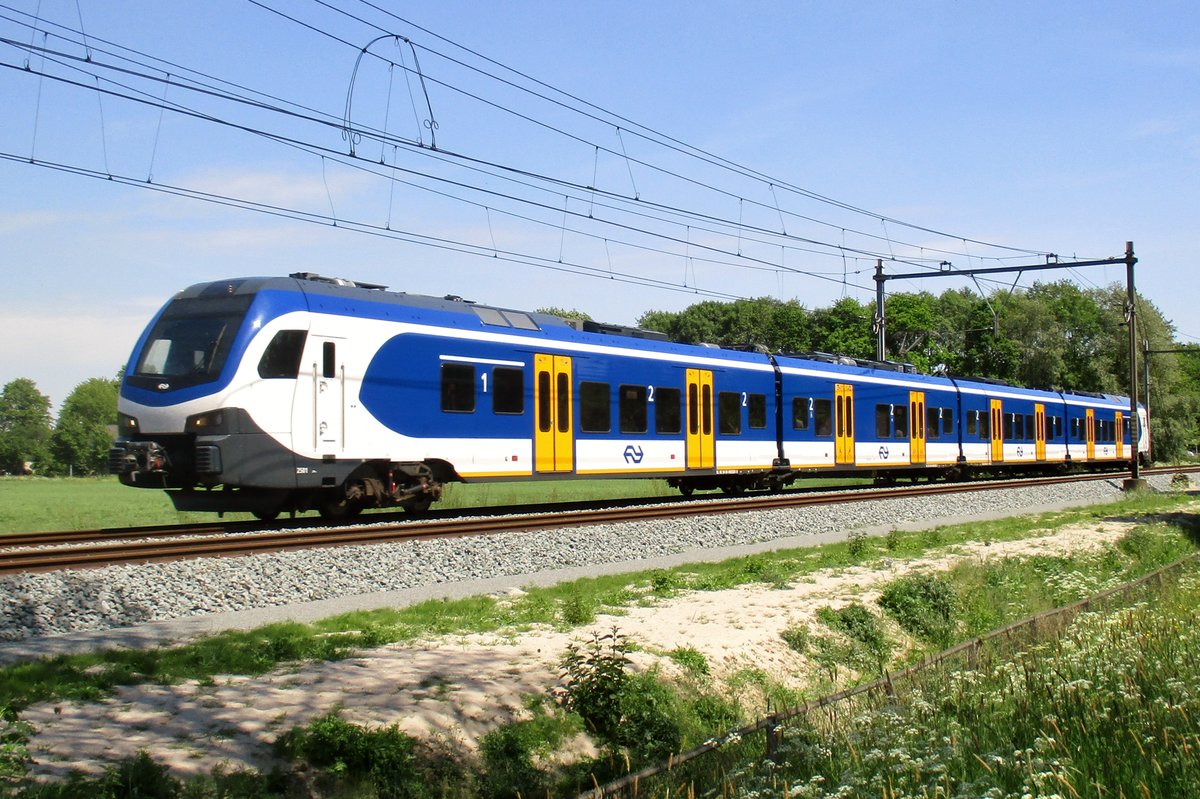 Am sonnigen 19 Mai 2017 passiert NS 2501 der Ortschaft Wijchen-Kraayenberg.