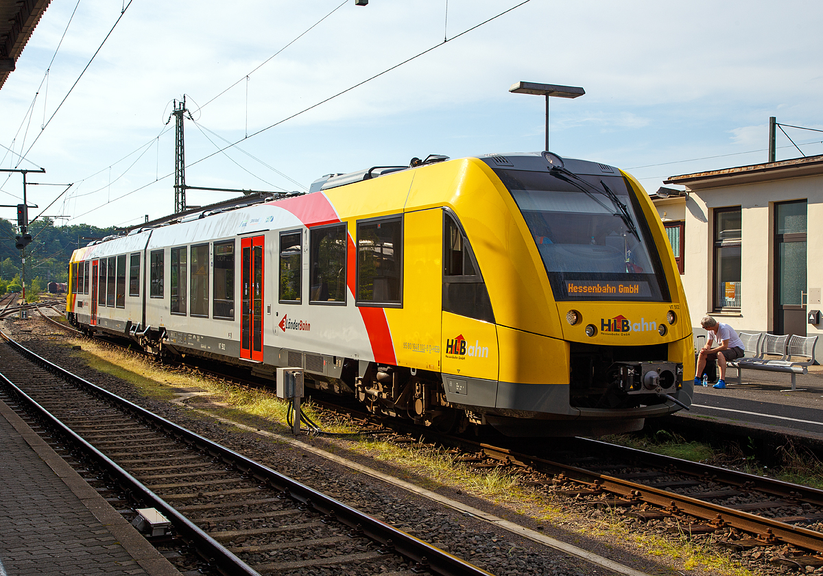 
Am späten Nachmittag am 31.05.2018 ist es in Betzdorf(Sieg) auch wieder sonnig, aber der VT 502 (95 80 1648 102-9 D-HEB / 95 80 1648 602-8 D-HEB), ein Alstom Coradia LINT 41 der HLB (Hessische Landesbahn GmbH), wird wohl heute nicht mehr als RB 96  Hellertalbahn  in Richtung Herdorf losfahren können. Grund dafür ist sehr starkes Unwetter am Nachmittig zwischen Betzdorf und Kirchen, ein paar hundert Meter weiter ist das Gleis unterspült worden.

Ein Unwetter mit Starkregen hat am Donnerstagnachmittag für überschwemmte Straßen und abgerutschte Hänge in Betzdorf und Kirchen (Landkreis Altenkirchen) gesorgt. Wie die Feuerwehr am späten Donnerstagnachmittag mitteilte, wurden über 80 Liter Regen pro Quadratmeter gemessen. Das Wasser stand in mehreren Straßen in der Innenstadt von Betzdorf bis zu 1,50 Meter hoch, durch die Wassermassen rutschten Hänge ab. Der Bahnverkehr wurde auf zwei Linien (RB 96 und RB 97) eingestellt.

Verletzt wurde während des Unwetters niemand.
