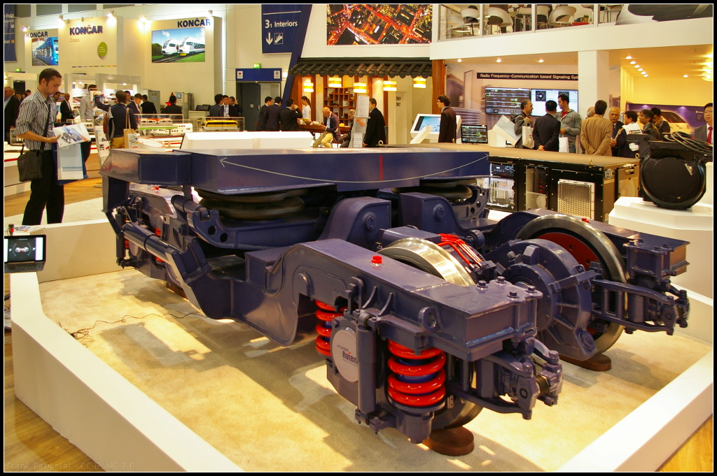 Am Stand von Hyundai Rotem auf der InnoTrans 2014 in Berlin war auch das Drehgestell vom Typ SHS-T ausgestellt. Mit einem Achsgewicht von 16.5 t ist eine Normalgeschwindigkeit von 230 km/h m�glich. Die Spurbreite betr�gt 1435 mm.
