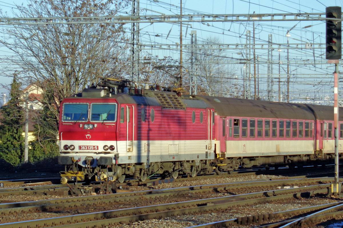 Am Sylvester 2016 treft 363 135 in Bratislava hl.st. ein mit ein Rychlyk aus Strba.