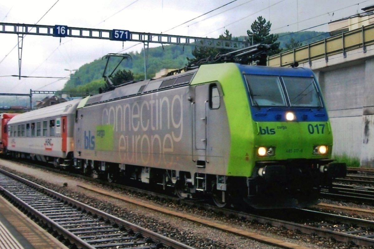 Am trben 14 Mai 2010 treft BLS 485 012 in SPiez ein. 