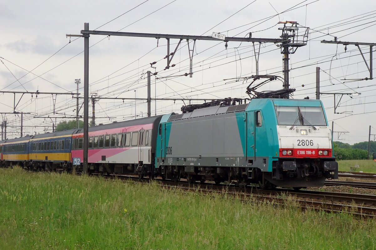 Am trüben 21 Mai 2014 durcheilt CoBRa 2806 samt IC-Brussel Antwerpen-Noorderdokken. Seit Dezember 2025 ist das Zeoitlater der TRAXXen mit NS ICR Wagen Vergangenheit.