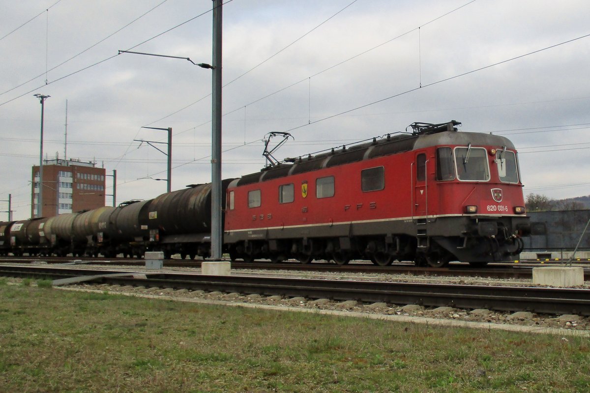 Am trüben 22 März 2017 verlässt 620 031 samt Kesselwagenzug Pratteln.