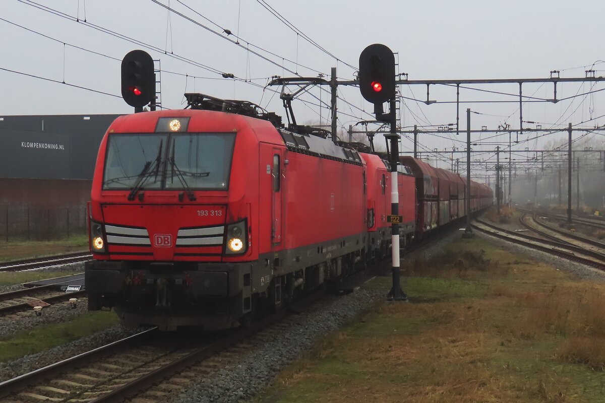 Am übertrüben und nebligen 18.Januar 2025 zieht DBC 193 313 ein Kohlezug durch Boxtel und wird mit etwas zooming von Bahnsteig fotografiert.