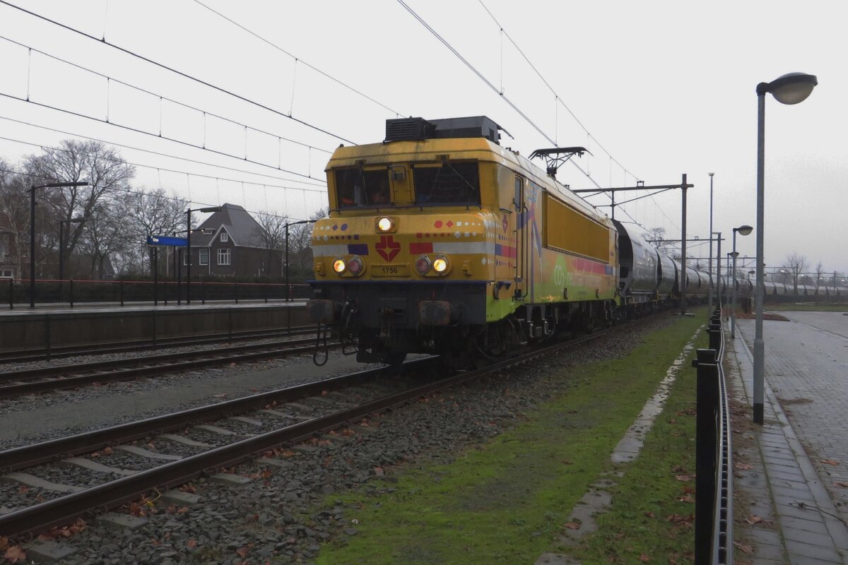 Am verregneten 29 Dezember 2021 treft Strukton 1756 mit ein Getreidezug in Oss ein. Das Bild wurde von hinter das Heck gemacht.