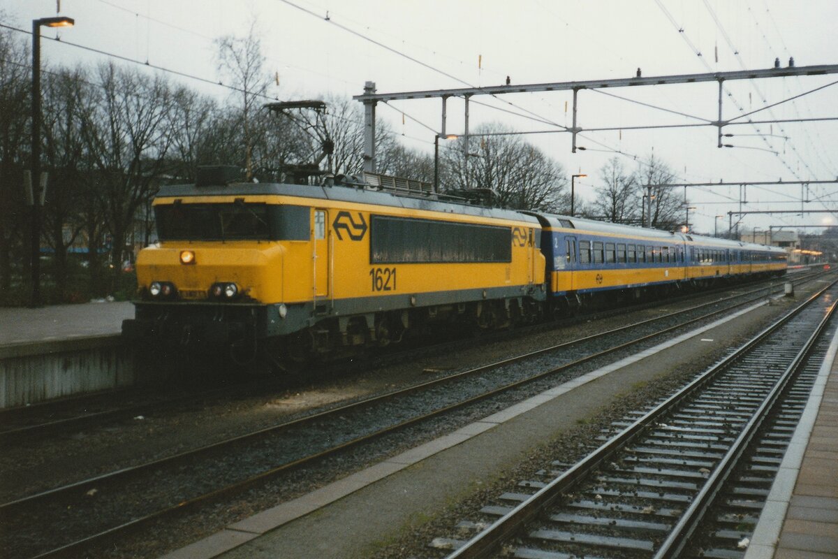 Am verregneten 3 November 1994 steht NS 1621 mit ein Schnellzug nach Eindhoven in Venlo. 