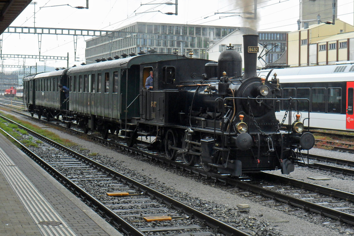 Am verregneten Mittag von 25 Mai 2019 ist SBB 'Tigerli' 8492 mit ein Sonderzug aktiv in Brugg AG. 