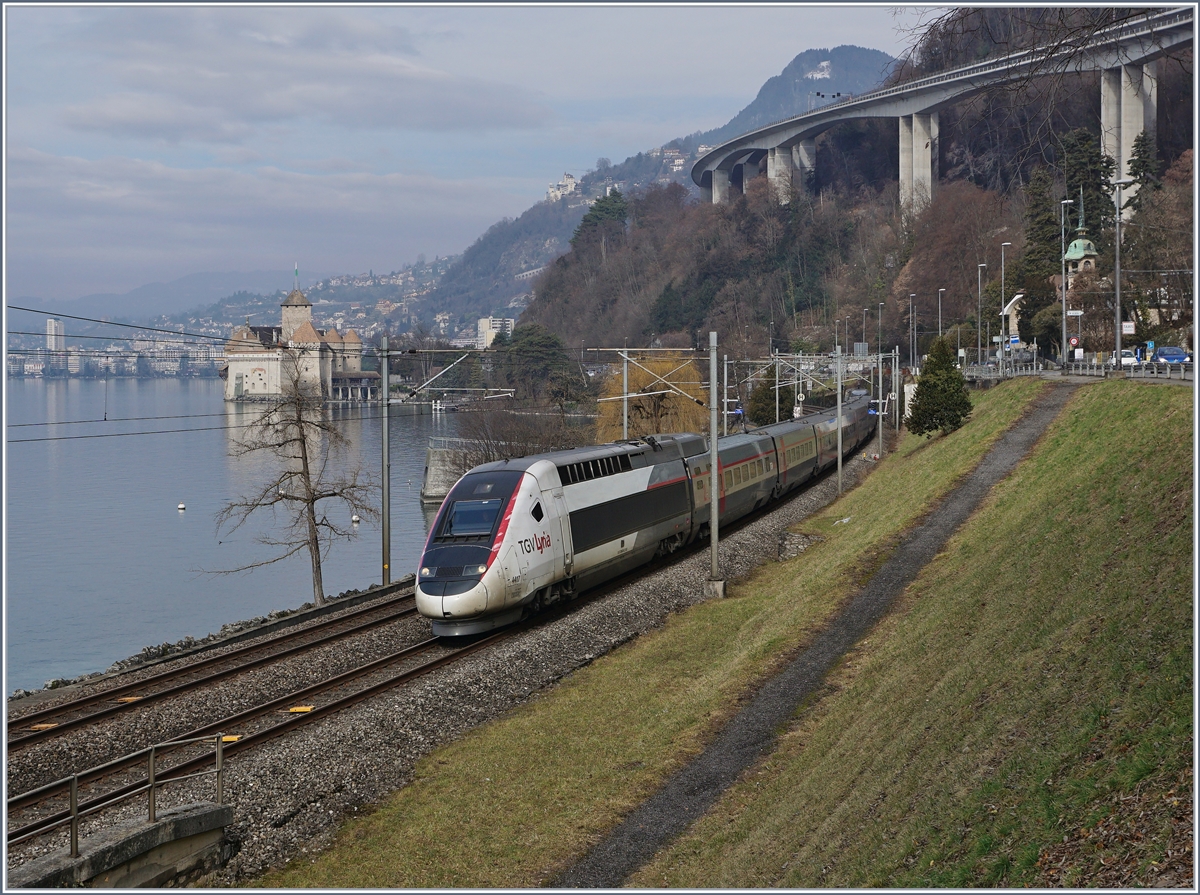 An einigen Wintersamstagen kann man beim Château de Chillon in relativ kurzer Zeit zwei internationale Züge fotografieren: den ETR 610 (RABe 503) als EC 32 von Milano nach Genève und auf diesem Bild zu sehen, den Lyria TGV de Neige für Wintersportler aus Frankreich auf dem Weg von Paris Gare de  Lyon nach Brig.
Es ist zu befürchten, dass nach der baldigen Inbetriebnahme des ETCS Betriebes diese TGV Züge hier nicht mehr verkehren werden.
11. Feb. 2017