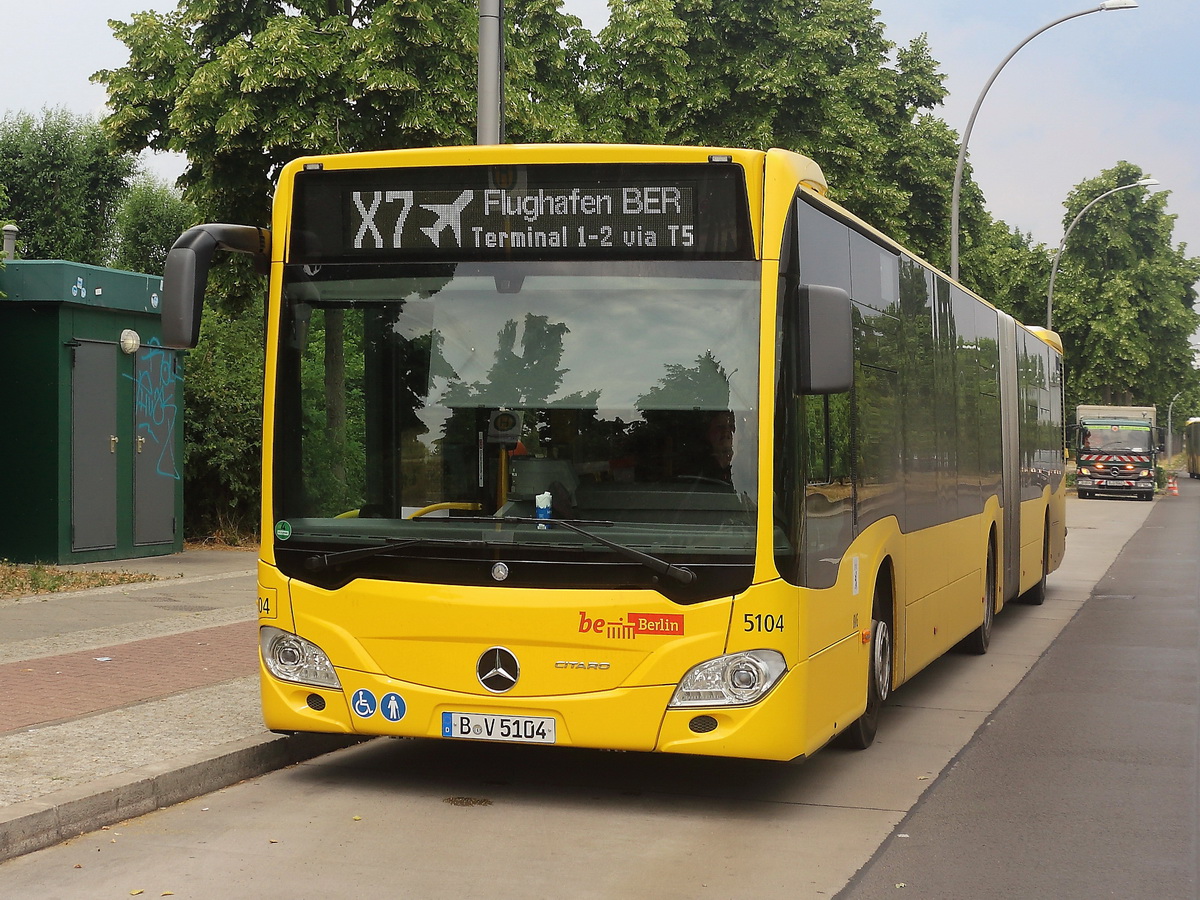 An der Endhaltestelle in Berlin Rudow steht Mercedes-Benz Citaro C2 G der BVG der Linie X7 zum BER Terminal 1 und 2 am 02. Juli 2021. 