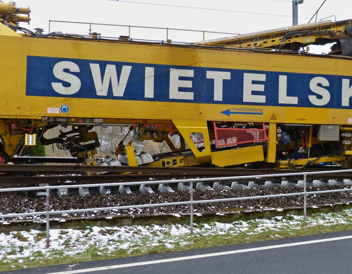 An einer Straenkurve neben der Bahnstrecke nahe Drauffelt, gelangen mir einige Bilder der Arbeitsweise des Gleisumbauzuges. Die Neuen Betonschwellen  werden im Gleisbett positioniert, davor drckt noch ein Schild den berflssigen Schotter aus dem Gleisbett an den Seiten aus dem Gleisbett heraus. 07.04.2021

