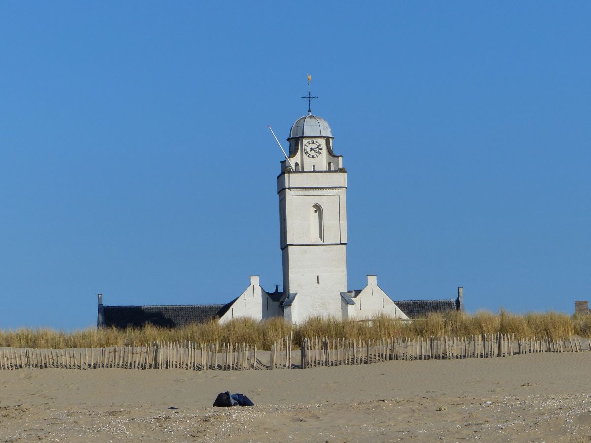 Andreas Kirche vom Strand aus gesehen. Boulevard, Katwijk 24-03-2019. 

Andreas kerk gezien vanaf het strand. Boulevard, Katwijk 24-03-2019.