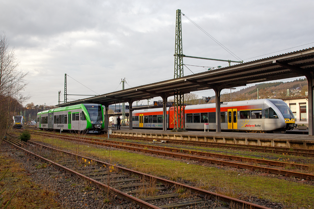 
Anfang und Ende, oder nach dem Ende kommt ein neuer Anfang...
Aber die Stadler GTW 2/6 bleiben ja erhalten...
Betzdorf/Sieg am 12.12.2015

Links steht der VT 526 130 (95 80 0946 430-5 D-HEB / 95 80 0646 430-8 D-HEB / 95 80 0946 930-4 D-HEB) ein GTW 2/6 der HLB (Hessische Landesbahn GmbH), fr den Fahrplanwechsel am 13.12.2015 in den Startlchern, er wird dann als RB 96 „Hellertalbahn“ fahren.

In der Mitte (Gleis 113) steht der GTW 2/6 (95 80 0946 418-0 D-WEBA / 95 80 0646 418-3 D-WEBA / 95 80 0946 918-9 D-WEBA) der Westerwaldbahn (WEBA), ex VT 118 der Hellertalbahn, als RB 97  Daadetalbahn   (Betzdorf/Sieg – Daaden), im Bahnhof Betzdorf zur Abfahrt nach Daaden bereit.

Und rechts (Gleis 102) steht der VT 116 (95 80 0646 416-7 D-HEB / 95 80 0946 916-3 D-HEB / 95 80 0946 416-4 D-HEB) ein Stadler GTW 2/6 der HellertalBahn, als RB 96  Hellertal-Bahn  (Betzdorf – Herdorf - Neunkirchen) zur Abfahrt bereit. Er geht auf seine letzte Schicht fr die HellertalBahn GmbH, die es ab Mitternacht nicht mehr geben wird. Denn nach 16 Jahren wechselt nun der Betreiber, ab den 13.12. wird die RB 96  Hellertal-Bahn  auch von der HLB betrieben.

