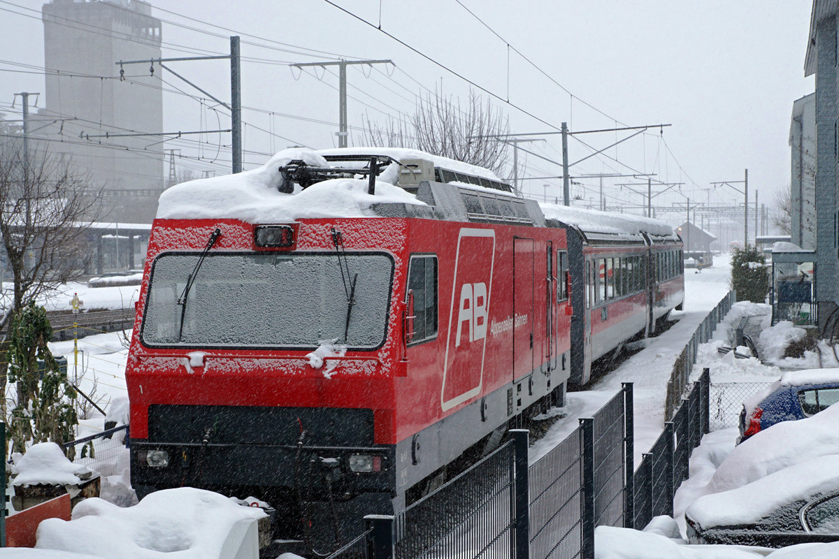 Appenzeller Bahnen/AB. Auf dem letzten Platz gelandet in der Abstellanlage Gossau ist der einstige Stolz der AB. Die Ge 4/4 1 wurde im Jahre 1994 in Betrieb genommen für die Führung der schweren Rollbockzüge. Nach der Einstellung des gesamten Güterverkehrs bei der AB im Jahre 2010 wurde sie sehr oft im Personenverkehr eingesetzt. Endgültig aus dem Betrieb verdrängt wurde sie 2018 durch die neuen ABe 4/12  Walzer  1001 - 1005 sowie die ABe 8/12  Tango  4001/4101 - 4011/4111. Auch die neuen Gem 2/2 machen der Ge 4/4 1 zusätzlich die Existenzberechtigung schwer. Das traurige Bild der einzigen Lokomotive der AB ist am 27. Januar 2021 in Gossau ab einer öffentlich zugänglichen Stelle entstanden. Einzige Möglichkeit für eine spezielle Winteraufnahme dieser Exotin.
Foto: Walter Ruetsch