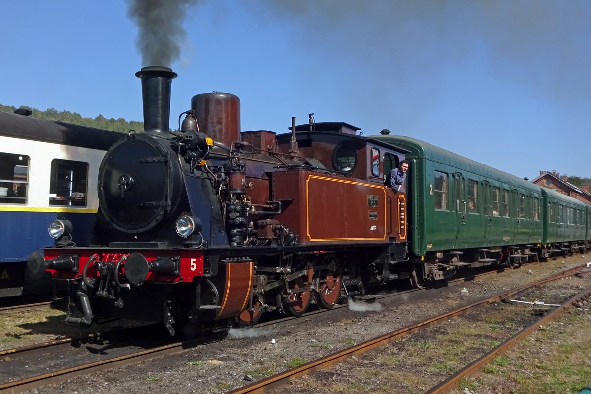 Arbed-5 -Gastlok aus Luxembourg- verlässt mit ein Dampfpendelzug am 21 September 2019  Treignes.