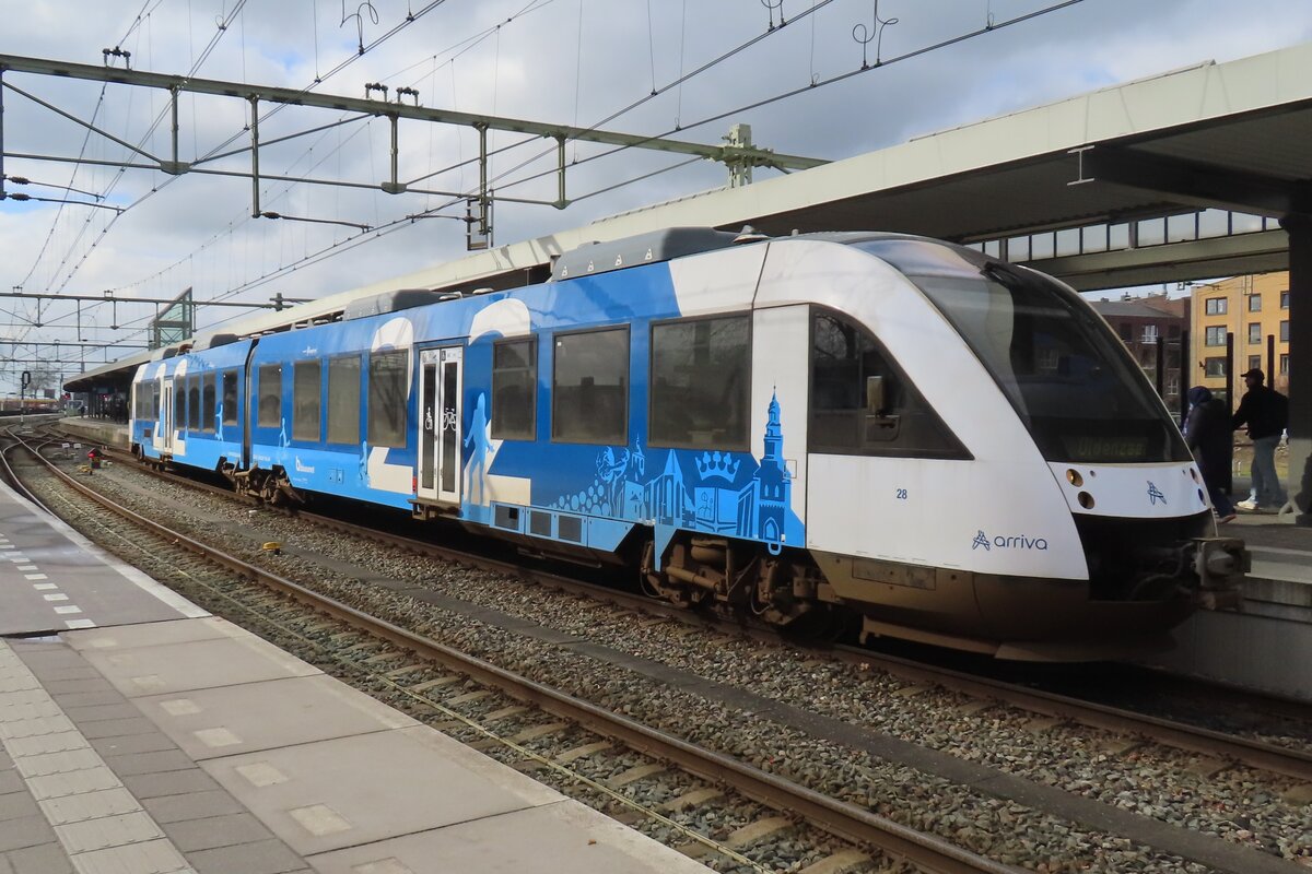 Arriva 28 wartet am 28 Februar 2025 in Zutphen die Abfahrt nach Hengelo über Lochem ab.