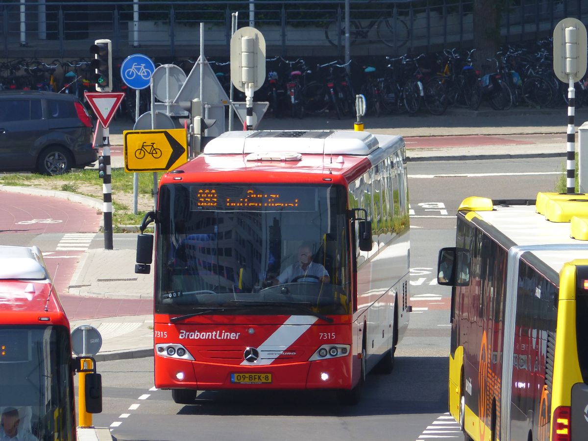 Arriva Brabant Liner 7315 Mercedes-Benz Intouro Baujahr 2014. Busbahnhof, Jaarbeursplein, Utrecht 19-07-2016.

Arriva Brabant Liner 7315 Mercedes-Benz Intouro bouwjaar 2014. Busstation, Jaarbeursplein, Utrecht 19-07-2016.