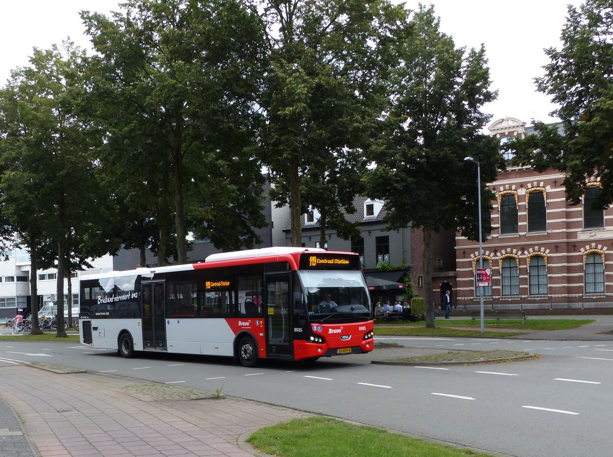 Arriva Bravo Bus 8985 DAF VDL Citea LLE-120.255 Kloosterplein, Breda 22-08-2021.

Arriva Bravo bus 8985 DAF VDL Citea LLE-120.255 Kloosterplein, Breda 22-08-2021.