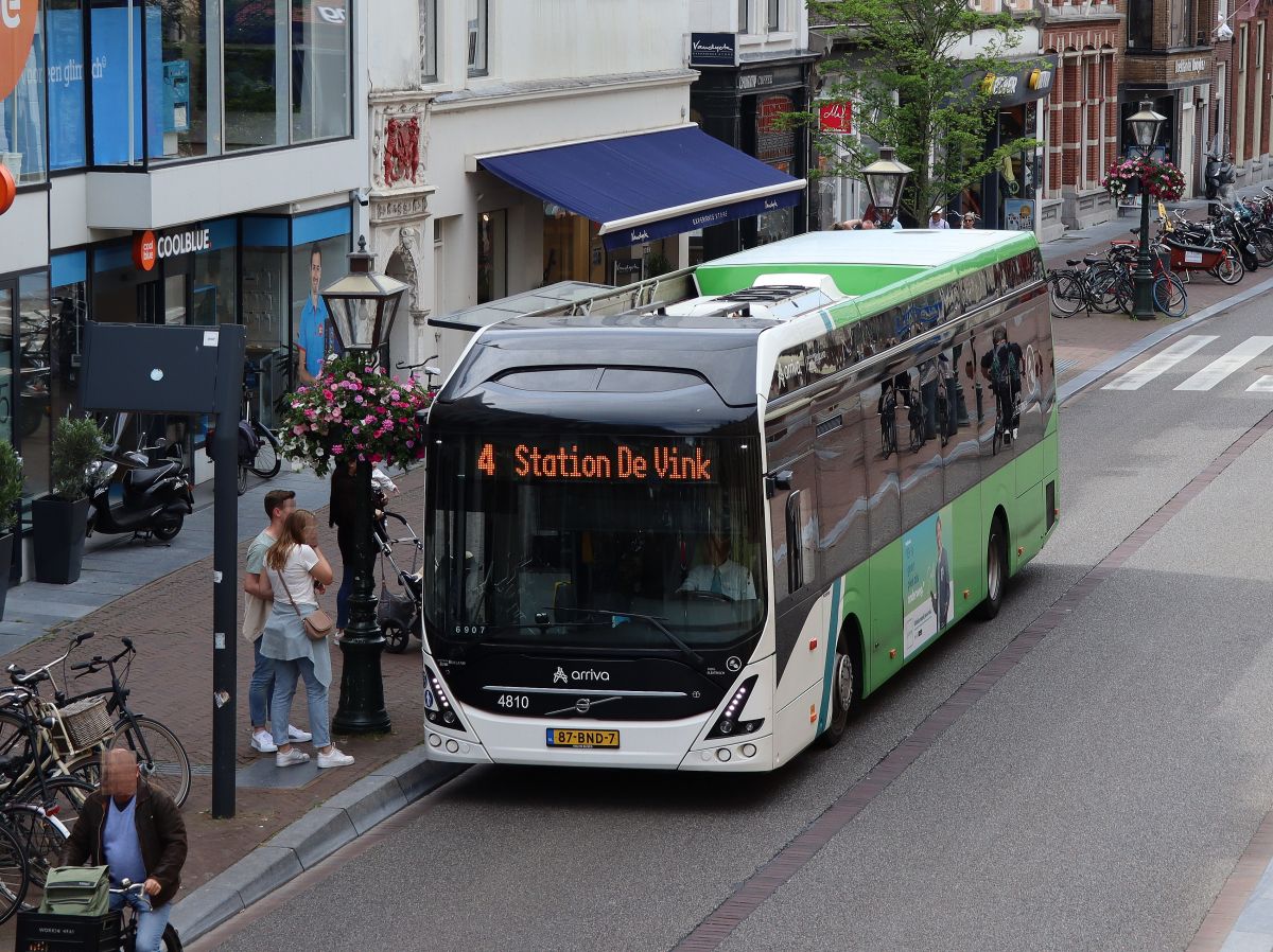 Arriva bus 4810 Volvo 7900E Elektrobus (vollelektrisch) Baujahr 2019. Haltestelle Breestraat, Leiden 21-06-2022.

Arriva bus 4810 Volvo 7900E elektrische bus bouwjaar 2019. Bushalte Breestraat, Leiden 21-06-2022.