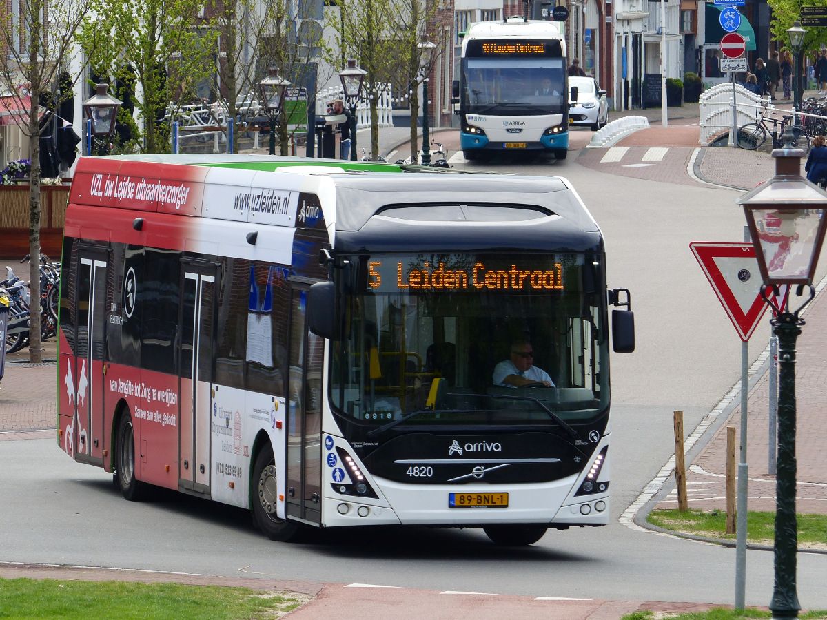 Arriva bus 4820 Volvo 7900E Elektrobus (vollelektrisch) Baujahr 2019. Nieuwe Beestenmarkt, Leiden 03-05-2020.


Arriva bus 4820 Volvo 7900E elektrische bus bouwjaar 2019. Nieuwe Beestenmarkt, Leiden 03-05-2020.