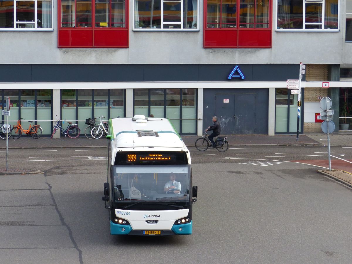 Arriva Bus 8784 DAF VDL Citea LLE120 Baujahr 2012. Stationsplein, Leiden 31-12-2018.

Arriva bus 8784 DAF VDL Citea LLE120 bouwjaar 2012. Stationsplein, Leiden 31-12-2018.