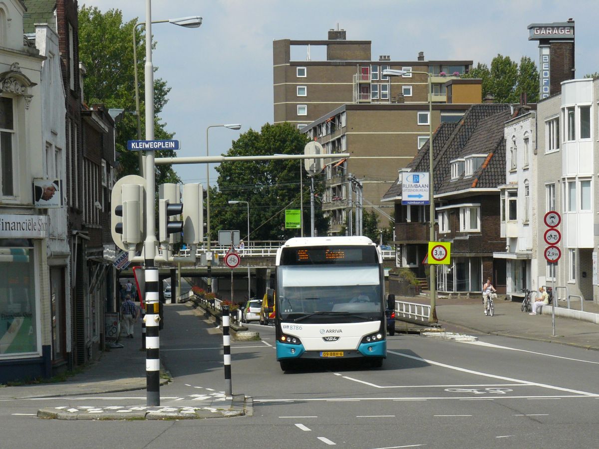 Arriva Bus 8786 DAF VDL Citea LLE120 Baujahr 2012. Spoorstraat, Gouda 31-07-2014.

Arriva bus 8786 DAF VDL Citea LLE120 bouwjaar 2012. Spoorstraat, Gouda 31-07-2014.