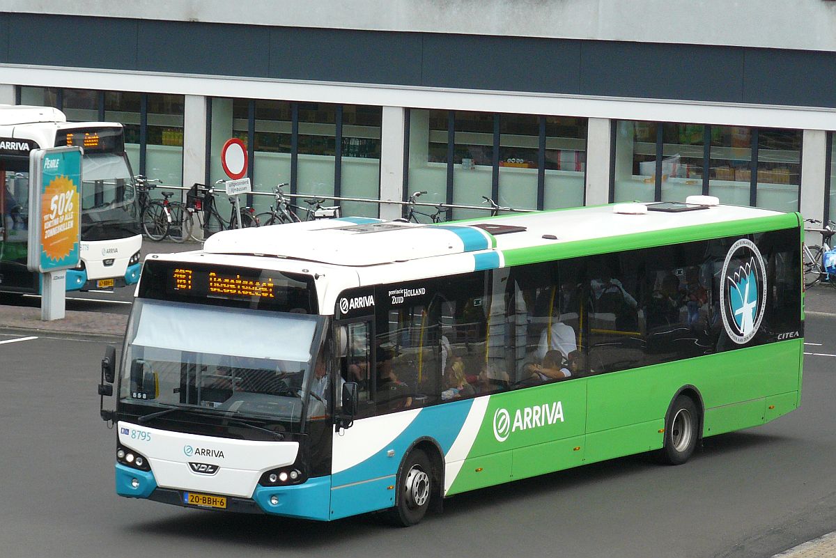 Arriva Bus 8795 DAF VDL Citea LLE120 Baujahr 2012. Stationsplein, Leiden 08-08-2014.

Arriva bus 8795 DAF VDL Citea LLE120 bouwjaar 2012. Stationsplein, Leiden 08-08-2014.