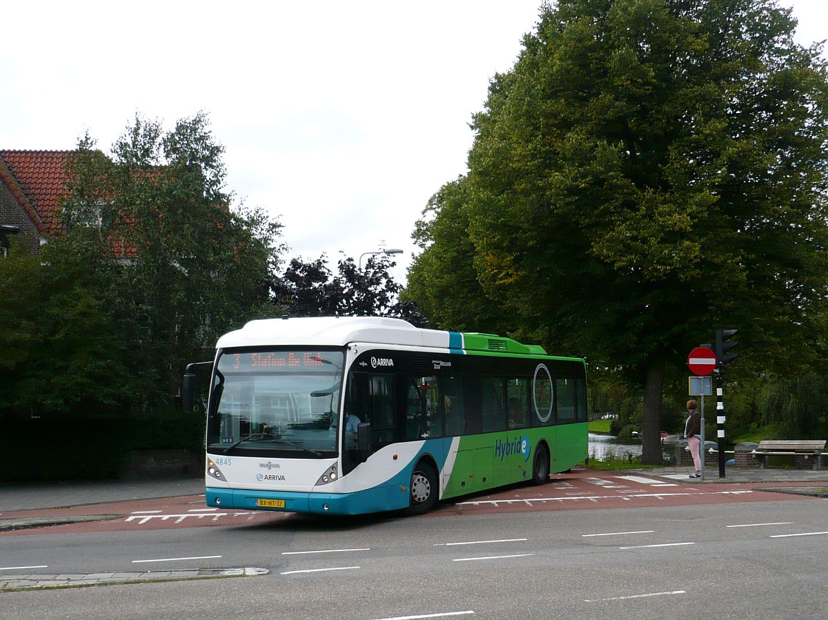 Arriva (ex-Connexxion) Bus 4845 Van Hool newA300 Hybrid Baujahr 2009. Lammenschansweg, Leiden 06-09-2015.

Arriva (ex-Connexxion) bus 4845 Van Hool newA300 Hybrid bouwjaar 2009. Lammenschansweg, Leiden 06-09-2015.