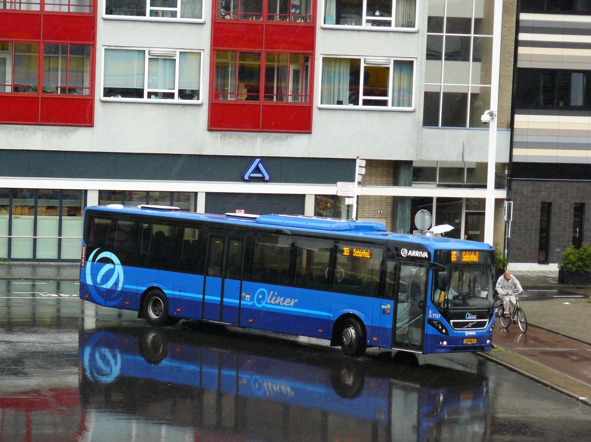 Arriva Qliner Bus 7727 Volvo 8900 Baujahr 2012. Stationsplein, Leiden 10-08-2014.

Arriva Qliner bus 7727 Volvo 8900 bouwjaar 2012. Stationsplein, Leiden 10-08-2014.