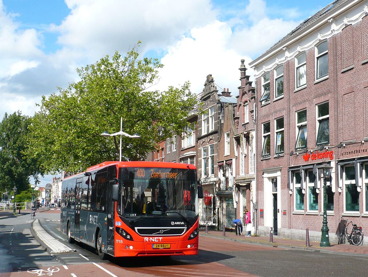 Arriva R-Net Bus 7715 Volvo 8900 Baujahr 2012. Kort Rapenburg, Leiden 22-06-2015.