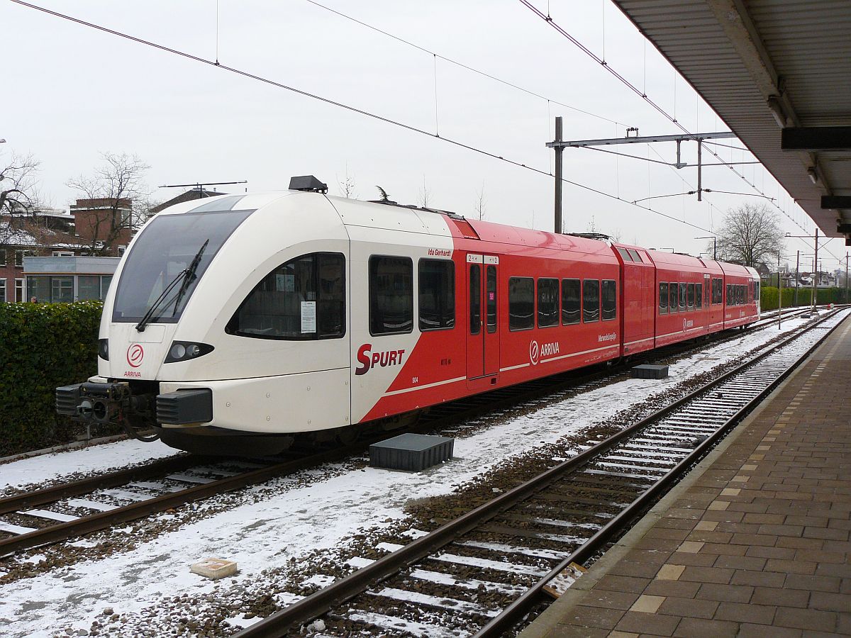 Arriva Spurt TW 504  Ida Gerhardt  Gleis 16 Dordrecht 01-12-2010.

Arriva Spurt treinstel nummer 504 met de naam  Ida Gerhardt  spoor 16 Dordrecht 01-12-2010.