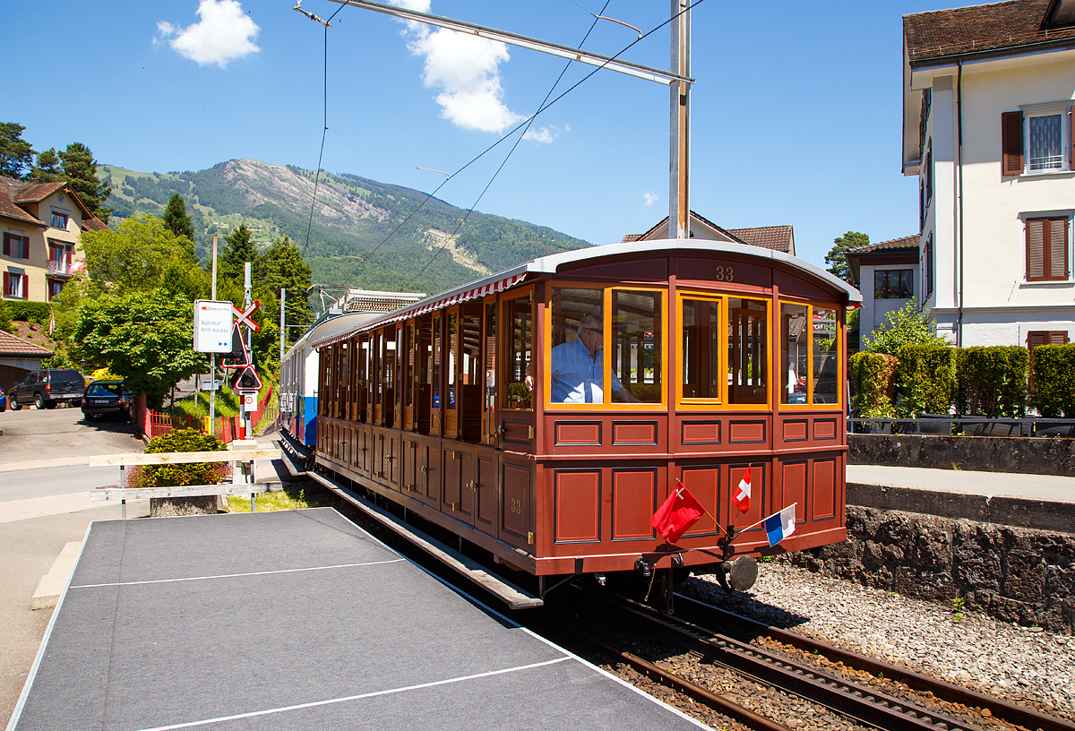 
Arth-Rigi-Bahn (ARB) - Mit dem historischen Personenwagen Nr. 33, Baujahr 1875, voran und dem historischen Triebwagen BDeh 2/4 Nr. 7 (ex  BCFhe 2/4) fhrt der Leerzug am 23.06.2016 von Goldau in Richtung Rigi Kulm los.

TECHNISCHE DATEN Personenvorstellwagen:
Inbetriebnahme: 1875
Lnge: 9.630mm
Breite: 3.050mm
Hhe: 3.150mm
Achsenabstand:	4.150mm
Raddurchmesser: 744mm
Sitzpltze: 72
