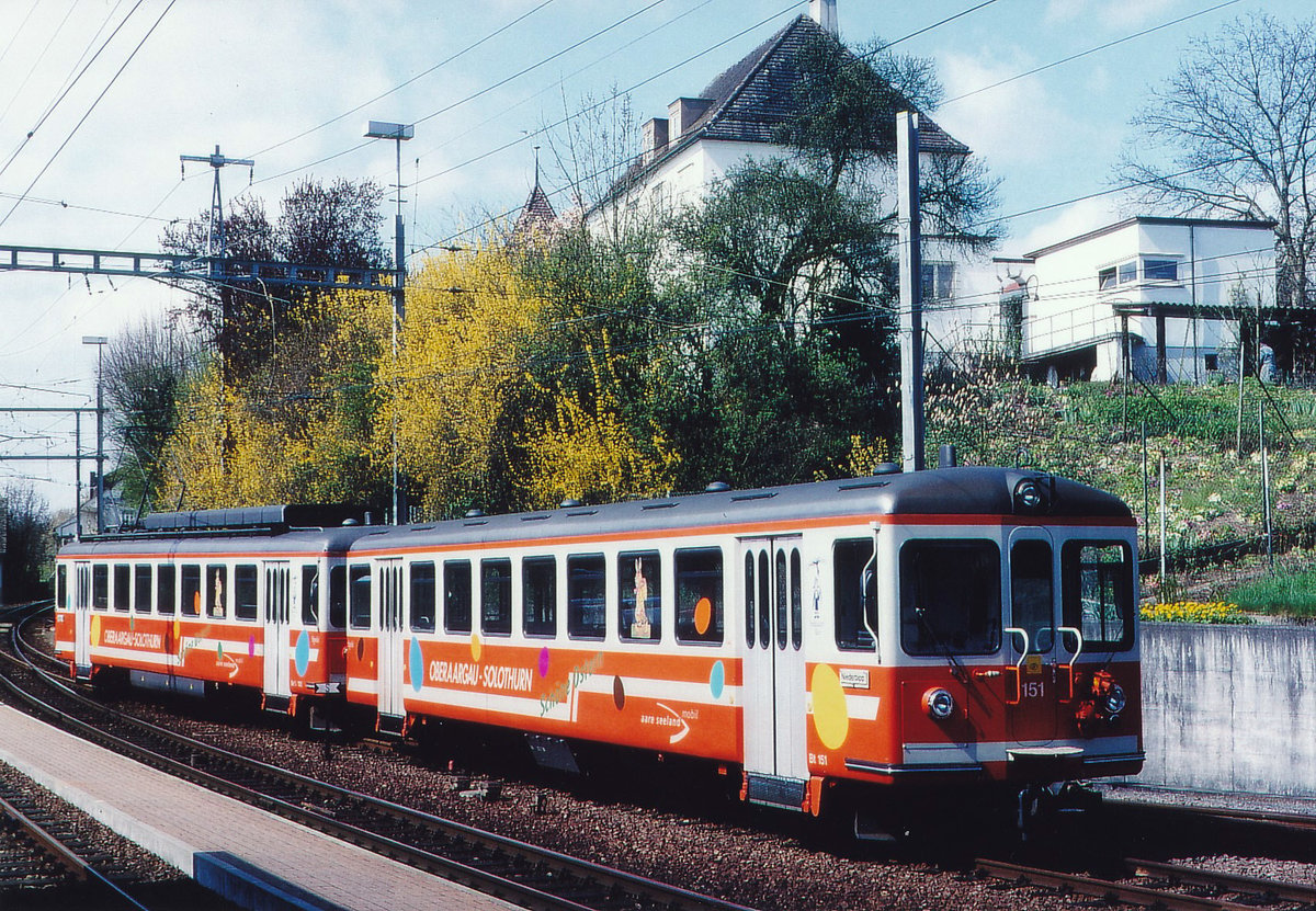 ASm: An Ostern 2001 wünschte die ASm ihrer treuen Kundschaft im Oberaargau mit dem mit Osterhasen und Ostereier geschmückten Pendelzug, bestehend aus dem Be 4/4 302 und dem Bt 151 frohe Ostern. Verewigt wurde der Osterzug bei der Einfahrt Wiedlisbach.
Foto: Walter Ruetsch