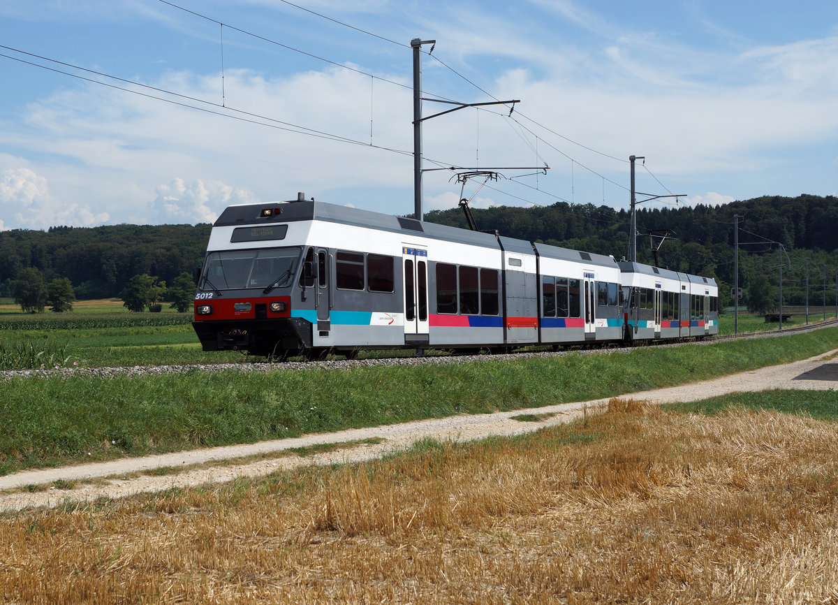 ASm: Bald Geschichte ! Be 2/6 Doppeltraktion im alten Farbkleid bei Lüscherz am 15. August 2016. Sehr speziell ist, dass beide Triebzüge ohne angebrachte Werbeaufschriften unterwegs sind. 
Foto: Walter Ruetsch