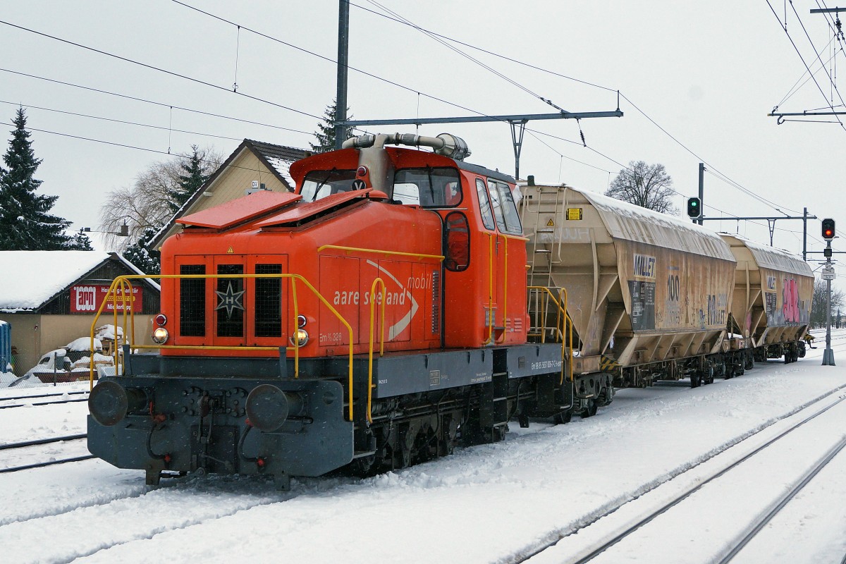 ASm: HENSCHEL Em 3/3 326 (Em 98 85 5837 826-7-CH-asm) mit einem eher seltenen Gterzug fr die LANDI im winterlichen Niederbipp am 2. Februar 2015.
Foto: Walter Ruetsch