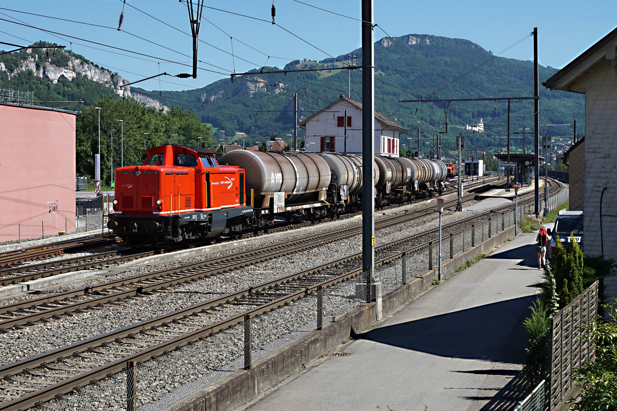 ASm: In einem Umkreis von nur 5 Kilometer können im Kanton Solothurn noch täglich drei Diesellokomotiven aus Deutschland im Einsatz fotografiert werden.
Die Em 327 (ex Sersa Am 847 957-8, ex DB 211 215-9 bzw. V 100 1215) mit einem Ölzug nach Oberbipp bei der Ausfahrt Niederbipp am 17. Juli 2017.
Foto: Walter Ruetsch
