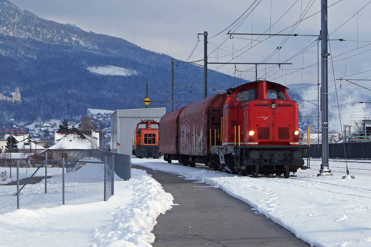 ASm: Mit etwas Fotografenglck konnten am 4. Februar 2015 beide ASm Diesellokomotiven auf einem Bild verewigt werden. Nebst der Die Em 327 (ex Sersa Am 847 957-8, ex DB 211 215-9 bzw. V 100 1215) ist im Hintergrund dieser Aufnahme auch die HENSCHEL Em 3/3 326 (Em 98 85 5837 826-7-CH-asm) ersichtlich.
Foto: Walter Ruetsch  