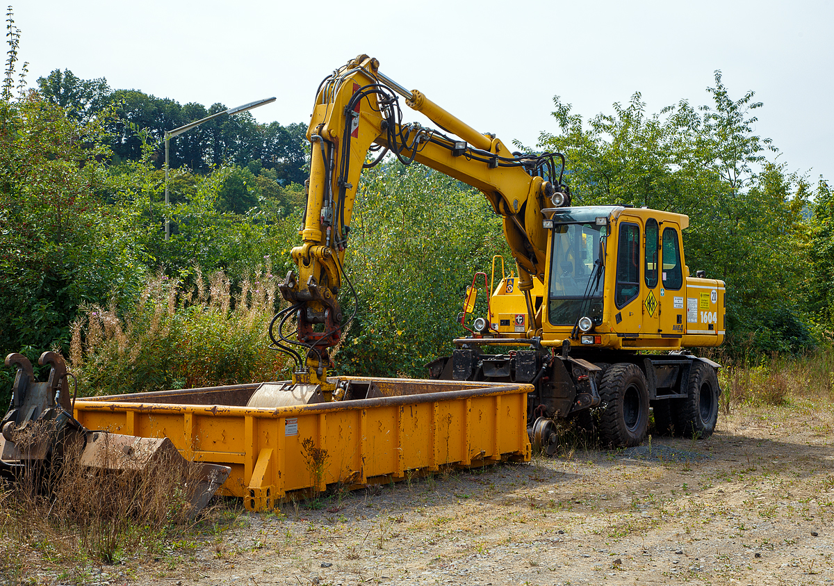 ATLAS-TEREX Zweiwegebagger 1604 ZW (Zweiwegebagger 1604 ZW-WB mit Abstützpratzen), Kleinwagen Nr. 97 51 92 536 60-8, der H. Klostermann Baugesellschaft mbH (Hamm), ist am 03.09.2016 beim Bf Brachbach (Sieg) angestellt. Davor die Mulde für das Anhängerfahrzeug AF 108,  Kleinwagen Nr. 31.1.8191 5.

TECHNISCHE DATEN des Baggers:
Baujahr: 2004 unter 168Z301562
Spurweite: 1.435 mm
Achsabstand: 5.475 mm
Eigengewicht: 22,0 t
Motorbauart: wassergekühlter 4-Takt 4-Zylinder Diesel-Reihenmotoren mit Turboaufladung und Ladeluftkühlung
Motortyp: Deutz BF4M2012C
Motorhubraum: 4,04 Liter
Motorleistung: 93 kW (127 PS) 
Höchstgeschwindigkeit (Hg): 20 km/h (in Kreuzungen und Weichen 10 km/h)
Bremse: Dir.-Dbr. und Wagonbremsanlage
Zul. Anhängelast: 120 t
Zur Mitfahrt zugel. Personenzahl: 1 (und Fahrer)
Antrieb auf Schiene: Über Reibantrieb der Straßenreifen
